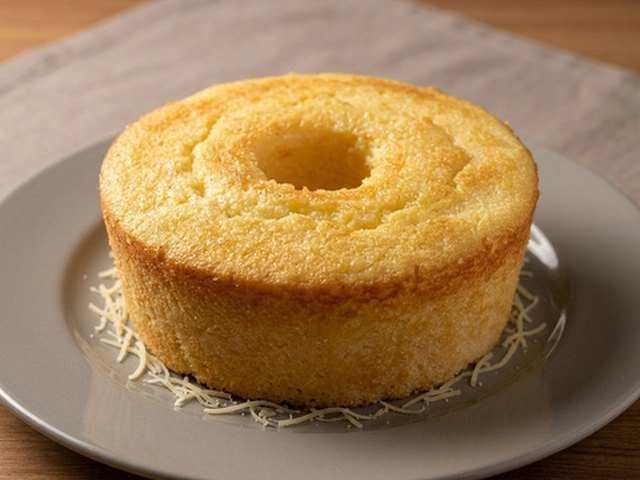 Bolo cremoso de caçarola com queijo assado, feito com a mistura Monterica