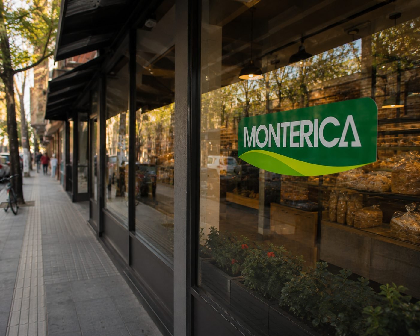 Fachada de padaria com adesivo Monterica na vitrine