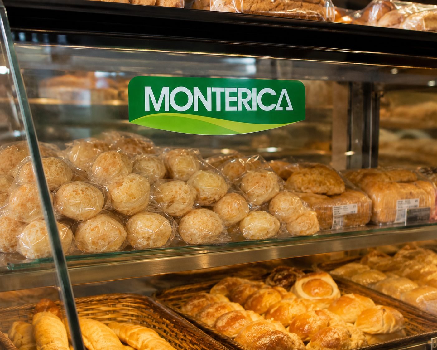 Pão de queijo Monterica na vitrine refrigerada da padaria